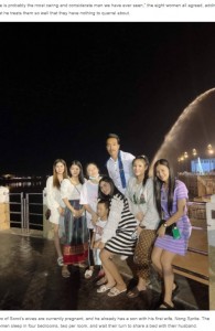 息子と6人の妻と一緒のナッタポンさん（画像は『Oddity Central　2022年1月28日付「Thai Man Lives in Perfect Harmony With Eight Young Wives」』のスクリーンショット）