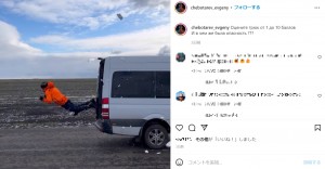 通過直後、空中に浮くエフゲニーさん（画像は『chebotarev_evgeny　2022年1月17日付Instagram「Оцените трюк от 1 до 10 баллов И в чем же была опасность ???」』のスクリーンショット）