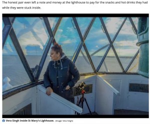 セントメアリーズ灯台内でのベラさん（画像は『Chronicle Live　2022年2月13日付「Couple locked inside St Mary’s Lighthouse for six hours after staff go home without checking visitors had left」（Image: Vera Singh）』のスクリーンショット）