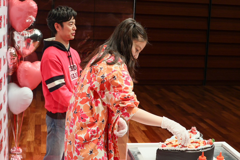 チョコレートケーキのデコレーションをする今田美桜