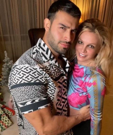 婚約者サムさんとブリトニー（画像は『Sam Asghari　2021年12月25日付Instagram「A very Merry Xmas」』のスクリーンショット）