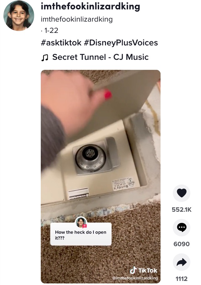 カーペットの下から現れた謎の金庫（画像は『imthefookinlizardking　2022年1月22日付TikTok「＃asktiktok ＃DisneyPlusVoices」』のスクリーンショット）