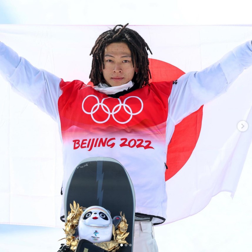 北京五輪・男子ハーフパイプで金メダルに輝いた平野歩夢（画像は『オリンピック（The Olympic Games）　2022年2月11日付Instagram「平野歩夢選手、＃スノーボード  男子ハーフパイプ決勝」』のスクリーンショット）