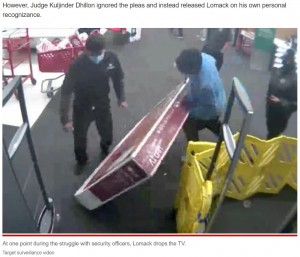 警備員に声をかけられたが、無視して店の外へ出ようとするジョン（画像は『New York Post　2022年1月27日付「Man steals huge 70-inch TV from Seattle store, released without bail by lenient judge」（Target surveillance video）』のスクリーンショット）