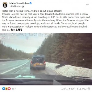 見事なジャンプで猫を捕獲した警察官（画像は『Idaho State Police　2022年2月4日付Facebook「Faster than a fleeing feline.」』のスクリーンショット）