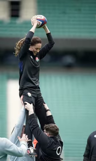 空中でボールをキャッチするキャサリン妃（画像は『Duke and Duchess of Cambridge　2022年2月2日付Instagram「Home of ＠englandrugby!」』のスクリーンショット）