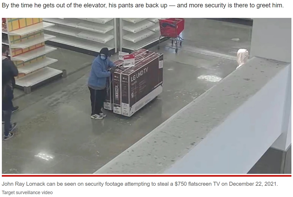 70インチのテレビが入った箱を手にして不審な動きを見せる男（画像は『New York Post　2022年1月27日付「Man steals huge 70-inch TV from Seattle store, released without bail by lenient judge」（Target surveillance video）』のスクリーンショット）