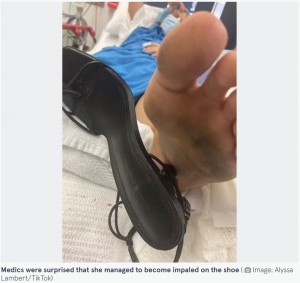 足裏に刺さってしまったハイヒール（画像は『The Mirror　2022年2月8日付「Woman’s foot left impaled on high heel after she jumped away from huge spider」（Image: Alyssa Lambert/TikTok）』のスクリーンショット）