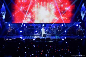 水樹奈々のステージ、観客はサイリウムで応える（C）オダイバ!!超次元音楽祭2022