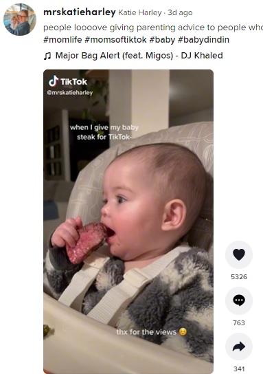 レアのステーキを食べる生後6か月のエリザちゃん（画像は『Katie Harley　2022年2月13日付TikTok「people loooove giving parenting advice to people who didn’t ask」』のスクリーンショット）