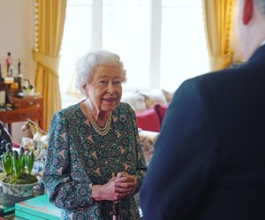 16日、ウィンザー城で対面式公務を行った女王（画像は『The Royal Family　2022年2月16日付Instagram「Today at Windsor Castle, Rear Admiral James Macleod was received by The Queen upon relinquishing his appointment as Defence Services Secretary.」』のスクリーンショット）