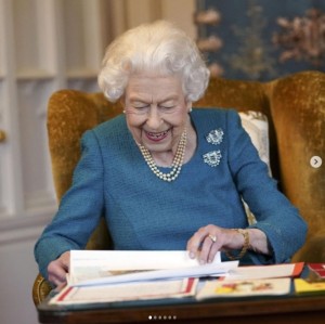 【イタすぎるセレブ達】エリザベス女王、即位70周年記念日前日に笑顔で公務