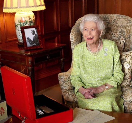 即位70周年を迎えたエリザベス女王（画像は『The Royal Family　2022年2月6日付Instagram「This photograph has been released to mark Accession Day 2022:」』のスクリーンショット）