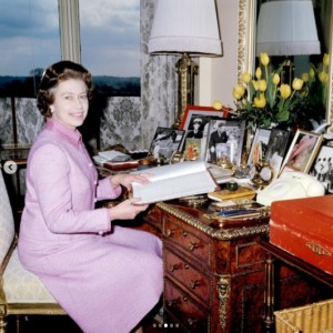 1972年、バルモラル城の書斎での様子（画像は『The Royal Family　2022年2月6日付Instagram「This photograph has been released to mark Accession Day 2022:」』のスクリーンショット）