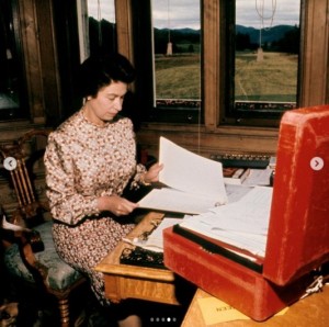 1977年、ウィンザー城で書類に目を通す女王（画像は『The Royal Family　2022年2月6日付Instagram「This photograph has been released to mark Accession Day 2022:」』のスクリーンショット）