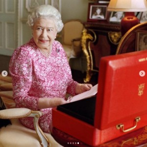 2015年、バッキンガム宮殿の接見室で（画像は『The Royal Family　2022年2月6日付Instagram「This photograph has been released to mark Accession Day 2022:」』のスクリーンショット）