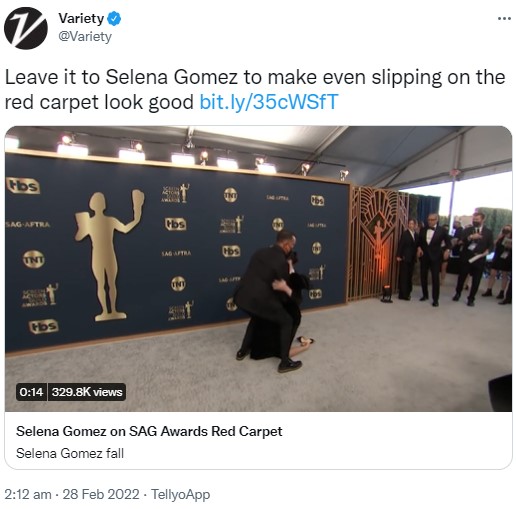 レッドカーペットで転んでしまったセレーナ（画像は『Variety　2022年2月28日付Twitter「Leave it to Selena Gomez to make even slipping on the red carpet look good」』のスクリーンショット）