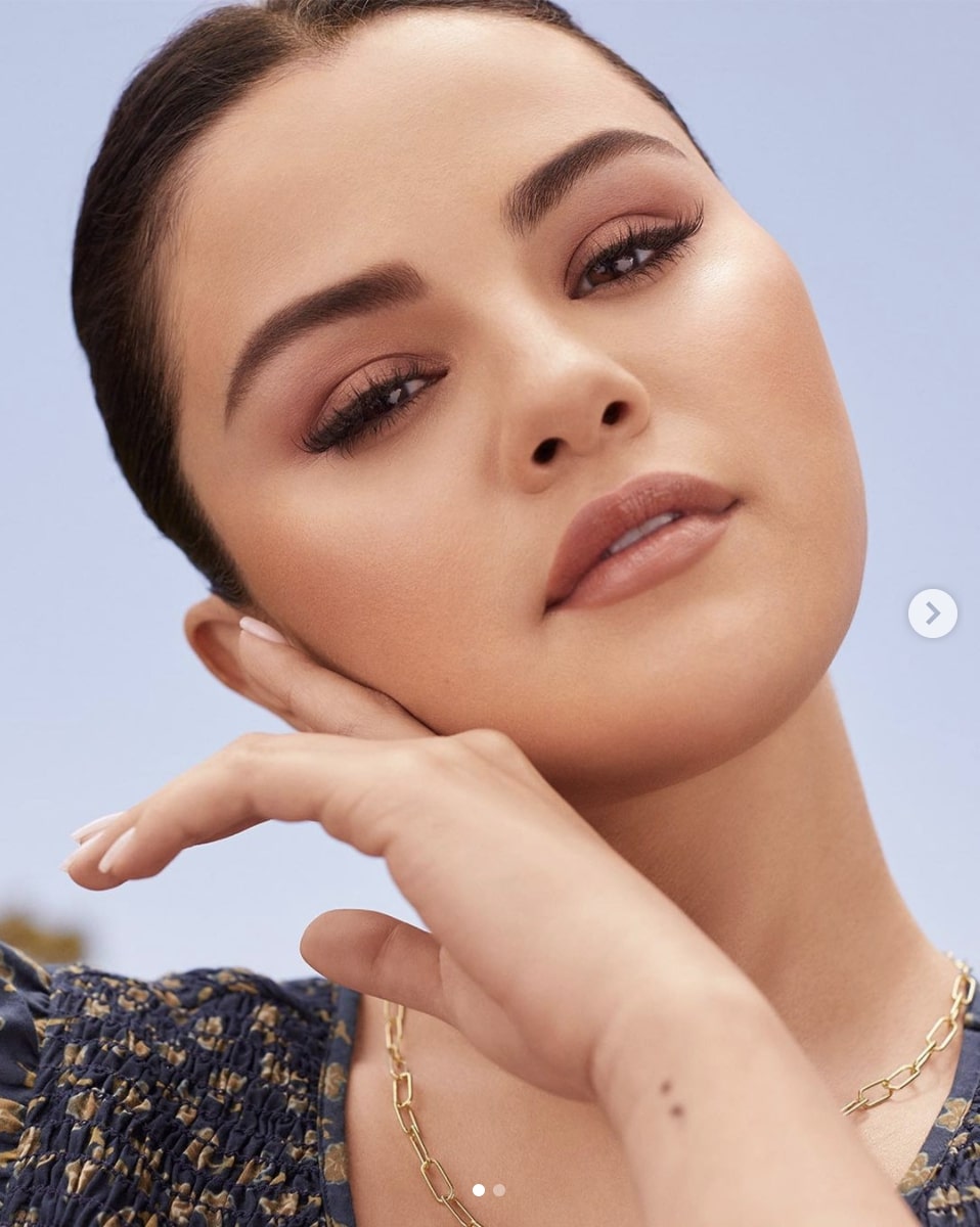 過去の恥ずかしいメイクについて語ったセレーナ・ゴメス（画像は『Selena Gomez　2021年10月21日付Instagram「My ＠RareBeauty Warm Wishes Effortless Bronzer Stick and Always an Optimist Soft Radiance Setting Powder are finally here!」』のスクリーンショット）