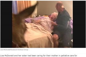 母を思う娘のサプライズは大成功（画像は『Good News Network　2022年2月16日付「Watch a Daughter Surprise Her Deer-Loving Dying Mom With Visit from Bambi - Her Face Says It All」（Lisa McDonald/Facebook Kindness Group）』のスクリーンショット）