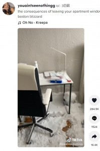 机の上まで雪まみれに（画像は『lol　2022年1月30日付TikTok「the consequences of leaving your apartment window open during a boston blizzard」』のスクリーンショット）