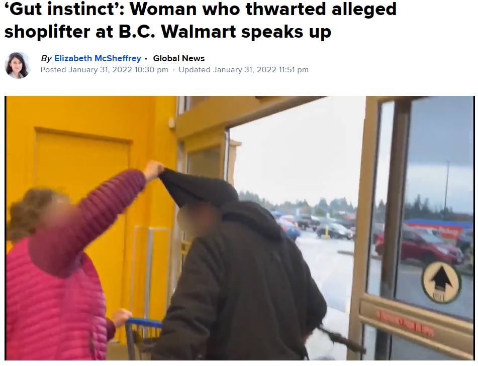 万引き犯の目出し帽を力いっぱい引っ張る女性（画像は『Global News　2022年1月31日付「‘Gut instinct’: Woman who thwarted alleged shoplifter at B.C. Walmart speaks up」（Courtesy:Facebook-Darrell Johansen）』のスクリーンショット）