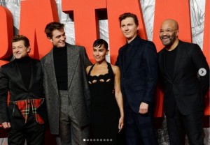 キャスト達と並ぶゾーイ（画像は『The Batman　2022年2月24日付Instagram「The Bat and the Cat takeover London at the UK Special Screening.」』のスクリーンショット）