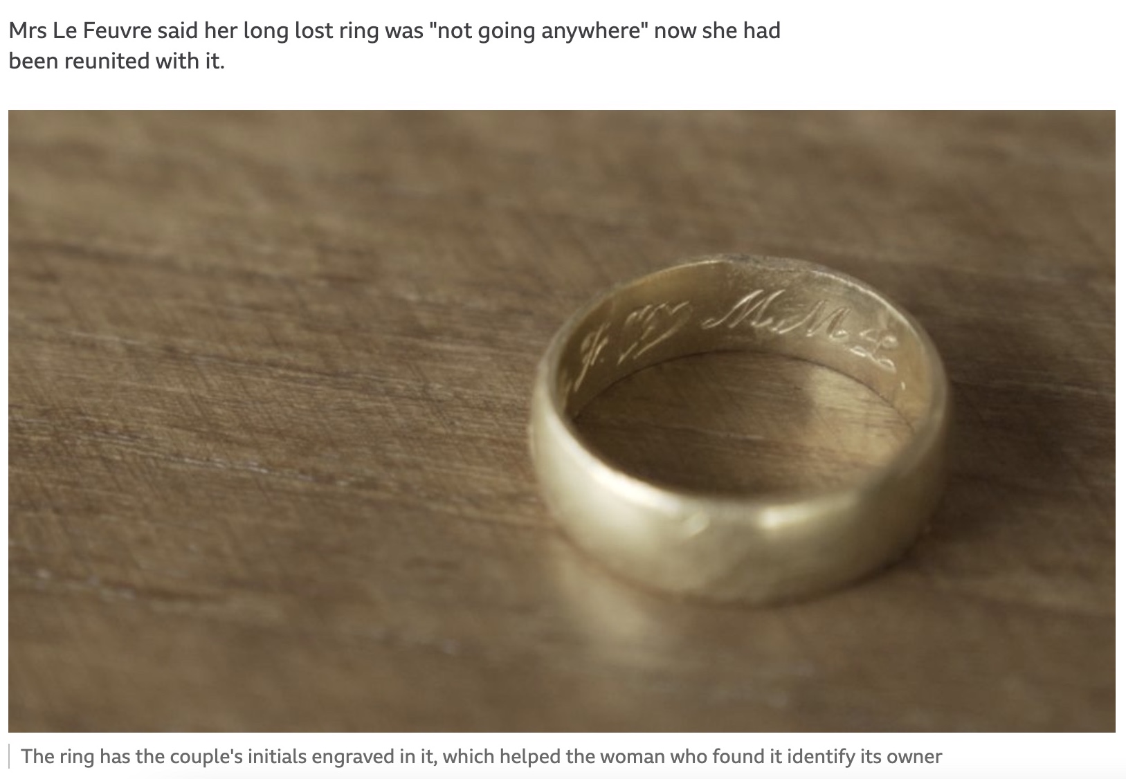 過去に暮らしていた家の敷地で発見された指輪（画像は『BBC　2022年3月5日付「Jersey woman reunited with wedding ring after 60 years」』のスクリーンショット）