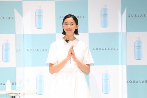 白い衣装で登場した杏