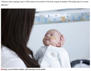 体重3742グラムにまで成長したルーカス君（画像は『Liverpool Echo　2022年3月11日付「‘Miracle’ baby born at 23 weeks with ‘15％ chance of survival’ finally arrives home」』のスクリーンショット）