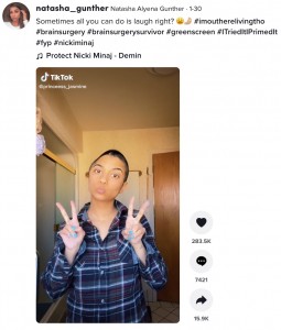 副鼻腔炎の恐ろしさを訴えるナターシャさん（画像は『Natasha Alyena Gunther　2022年1月30日付TikTok「Sometimes all you can do is laugh right?」』のスクリーンショット）