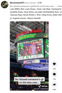 席を外していた女性の恋人が戻ってくる（画像は『Devon Zanetti　2022年3月19日付TikTok「So I kissed someone’s girlfriend on the kiss cam…」』のスクリーンショット）