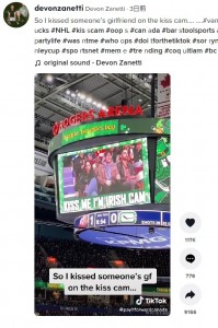 状況がよく分かっていない恋人の男性（画像は『Devon Zanetti　2022年3月19日付TikTok「So I kissed someone’s girlfriend on the kiss cam…」』のスクリーンショット）