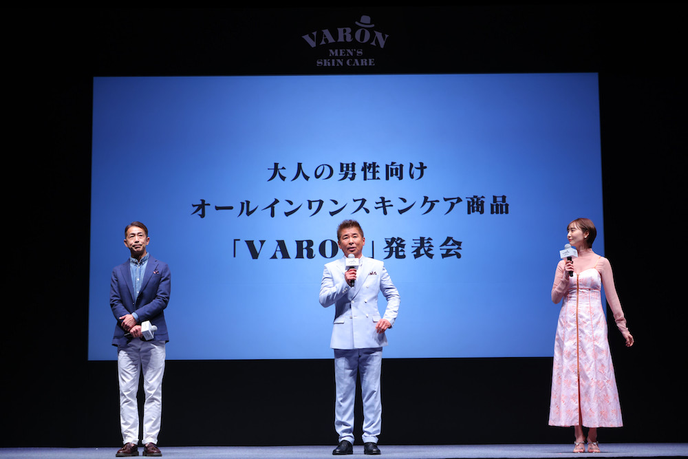 大人の男性向けオールインワンスキンケア商品「VARON」発表会に登場した森脇健児、勝俣州和、おのののか