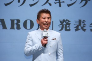 スーツ姿で登場した勝俣州和