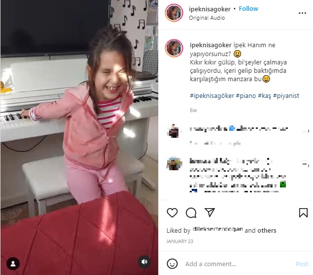 後ろ向きでピアノを弾くイペッキちゃん（画像は『İpek Nisa Göker 7 yaş TR　2022年1月23日付Instagram「İpek Hanım ne yapıyorsunuz?」』のスクリーンショット）