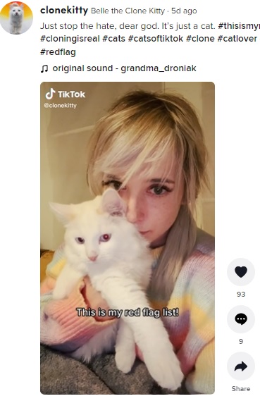 飼い主のケリーさんとクローン猫のベル（画像は『Belle the Clone Kitty　2022年3月8日付TikTok「Just stop the hate」』のスクリーンショット）