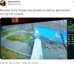 老夫婦の家の門の鍵を開けるロシア兵（画像は『AlexandruC4　2022年3月9日付Twitter「Russian army break into private property, get kicked out by old couple.」』のスクリーンショット）