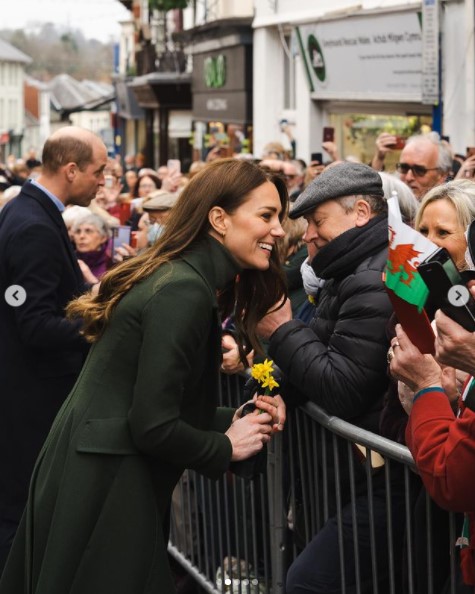 ウェールズの人々から歓迎を受けるキャサリン妃とウィリアム王子（画像は『Duke and Duchess of Cambridge　2022年3月1日付Instagram「It’s great to see the benefits first-hand that local businesses receive through their communities here in Wales this ＃StDavidsDay.」』のスクリーンショット）