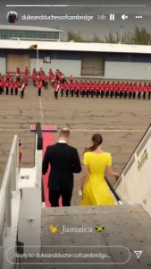 空港に降り立つウィリアム王子とキャサリン妃（画像は『Duke and Duchess of Cambridge　2022年3月22日付Instagram』のスクリーンショット）