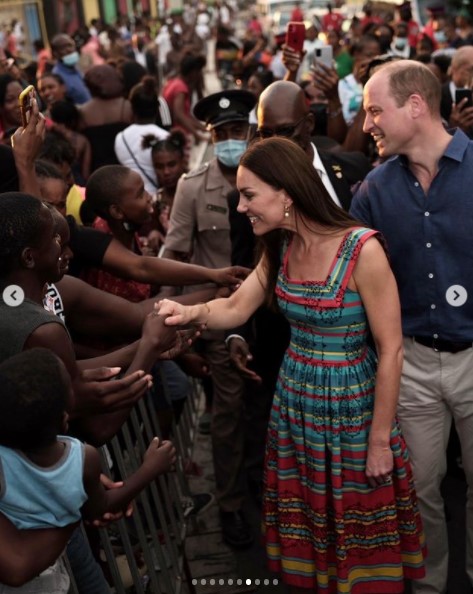 トレンチタウンの人々から歓迎されるウィリアム王子夫妻（画像は『Duke and Duchess of Cambridge　2022年3月23日付Instagram「What an incredible day at Trench Town - the birthplace of reggae music in the heart of Kingston」』のスクリーンショット）