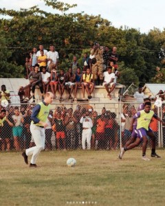 地元のサッカー試合に参加するウィリアム王子（画像は『Duke and Duchess of Cambridge　2022年3月23日付Instagram「What an incredible day at Trench Town - the birthplace of reggae music in the heart of Kingston」』のスクリーンショット）