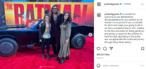 『ザ・バットマン』のプレミア上映会に出席したジェイソンと子供達（画像は『Jason Momoa　2022年3月3日付Instagram「so excited for everyone to see ＠thebatman ＠zoeisabellakravitz your perfect as cat woman i’m so proud of you.」』のスクリーンショット）