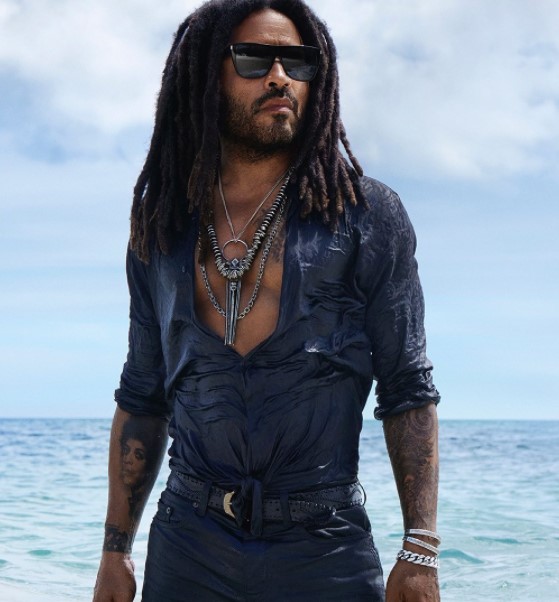 ジェイソン・モモアと良い関係を築いているレニー・クラヴィッツ（画像は『Lenny Kravitz　2022年3月15日付Instagram「Shot at home in the Bahamas.」』のスクリーンショット）