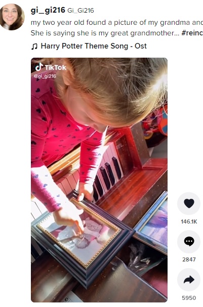 曽祖母の写真に「これは私」と2歳女児（画像は『Gi_Gi216　2021年12月5日付TikTok「my two year old found a picture of my grandma and great grandmother.」』のスクリーンショット）