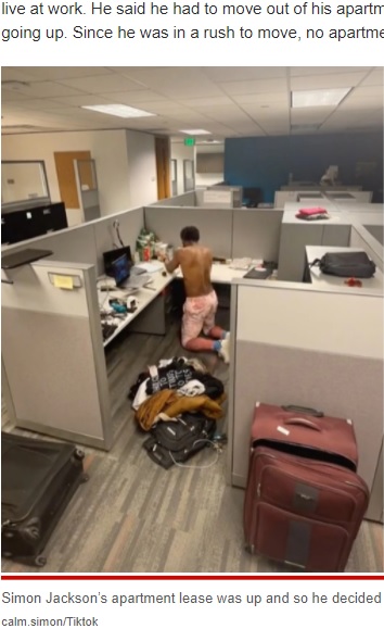 オフィスの一角に引っ越しする男性（画像は『New York Post　2022年3月17日付「I moved into my work cubicle to get ‘free’ rent ― but got busted and fired」（calm.simon/Tiktok）』のスクリーンショット）