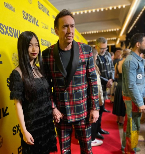 レッドカーペットに仲良く登場したニコラスと妻リコさん（画像は『SXSW　2022年3月13日付Instagram「Some say it’s the season of the witch, but we’re actually living through a Cagessaince」』のスクリーンショット）