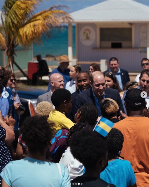 バハマの人々と交流するウィリアム王子（画像は『Duke and Duchess of Cambridge　2022年3月26日付Instagram「Two and a half years after Hurricane Dorian hit Abaco, today it’s people have shown us that their strength, love and sense of community is as strong as ever.」』のスクリーンショット）