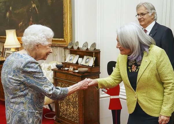 カナダ総督夫妻を歓迎するエリザベス女王（画像は『The Royal Family　2022年3月15日付Instagram「This afternoon, The Queen welcomed the Governor-General of Canada, Her Excellency the Right Honourable Mary Simon, and Mr. Whit Fraser, for tea at Windsor Castle.」』のスクリーンショット）