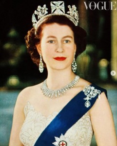 ジョージ4世の王冠を被るエリザベス女王（1953年撮影）（画像は『British Vogue　2022年3月23日付Instagram「Princess Elizabeth was a baby when she first appeared in ＃BritishVogue in 1927.」』のスクリーンショット）