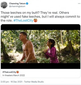 チャニングの背中についたヒルを取るサンドラ（画像は『Channing Tatum　2021年12月16日付Twitter「Those leeches on my butt?」』のスクリーンショット）